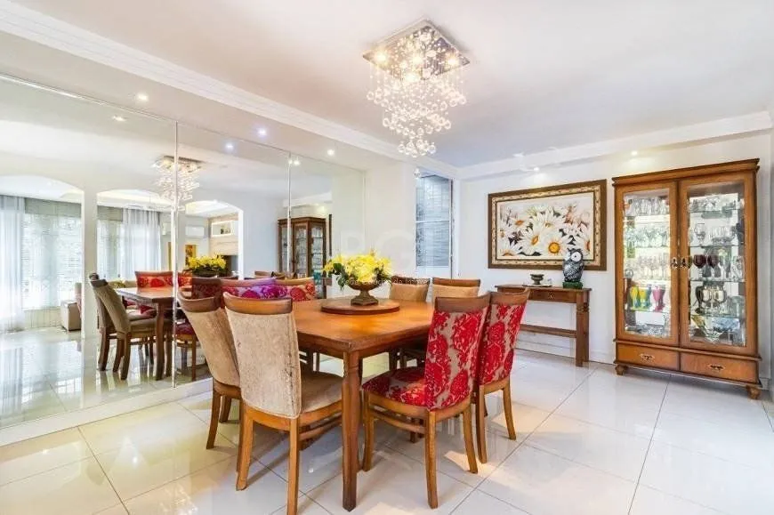 Imagem Excelente casa de 264m² com 4 dormitórios no bairro Menino Deus