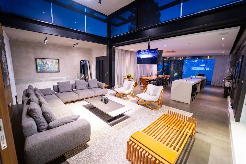 Imagem Casa de Alto Padrão à Venda no Condomínio Alphaville Nova Esplanada 2 - 3 Suítes, Elevador e Piscina com Hidro