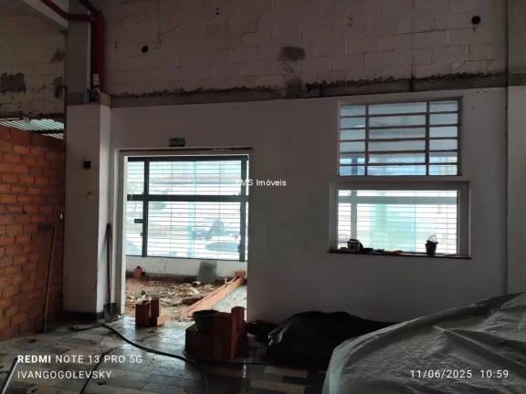 Imagem Galpão comercial de alto padrão para locação na Barra Funda, São Paulo-SP: 2 banheiros, 4 vagas e 279m² de área.