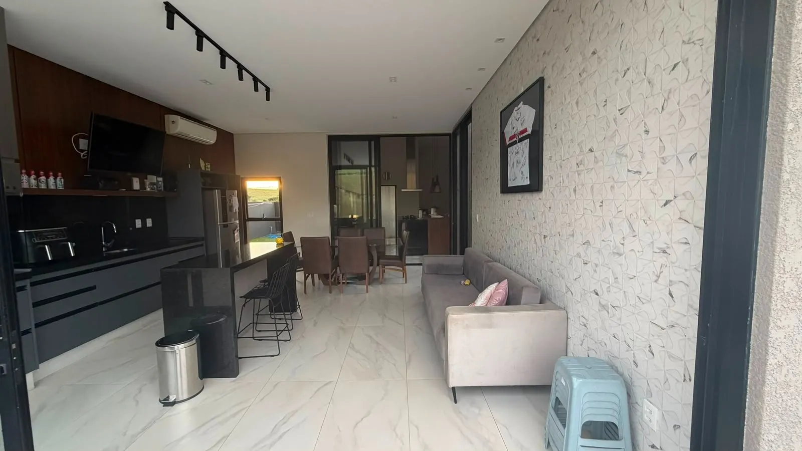 Imagem Casa de Alto Padrão à Venda no Village Ipanema I, Araçoiaba da Serra. 1.030 m² de terreno | 313 m² construídos | 3 suítes | 4 vagas | Piscina aquecida