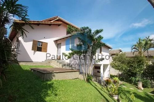 Imagem Casa estilo chácara c/ galpão próxima ao Centro de Cotia
