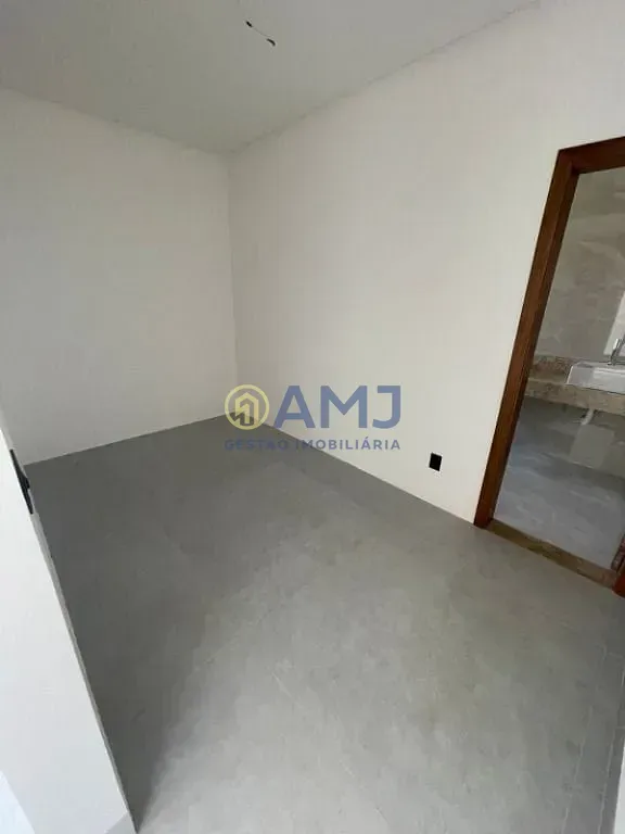 Imagem Casa térrea à venda no Jardins Capri | Lote de esquina com 4 suítes, piscina e alto padrão em Goiânia