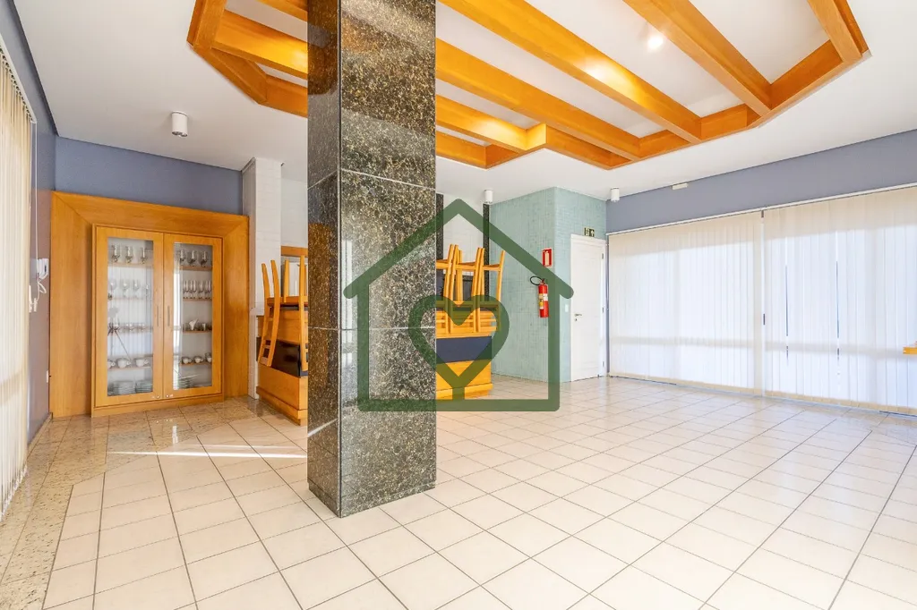 Imagem Apartamento desocupado em prédio de alto padrão no Petrópolis. 
 
Hall de entrada com lavabo. Sal...