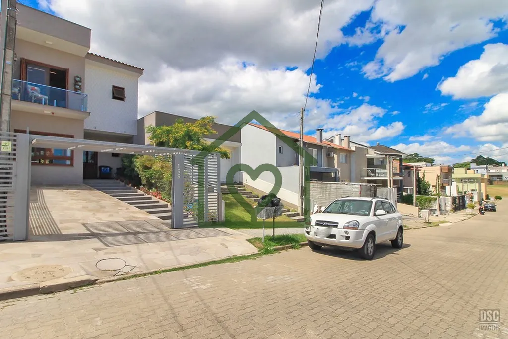 Uma casa que se destaca pela harmonia dos espaços, pela luz natural abundante e pela sensação de ...