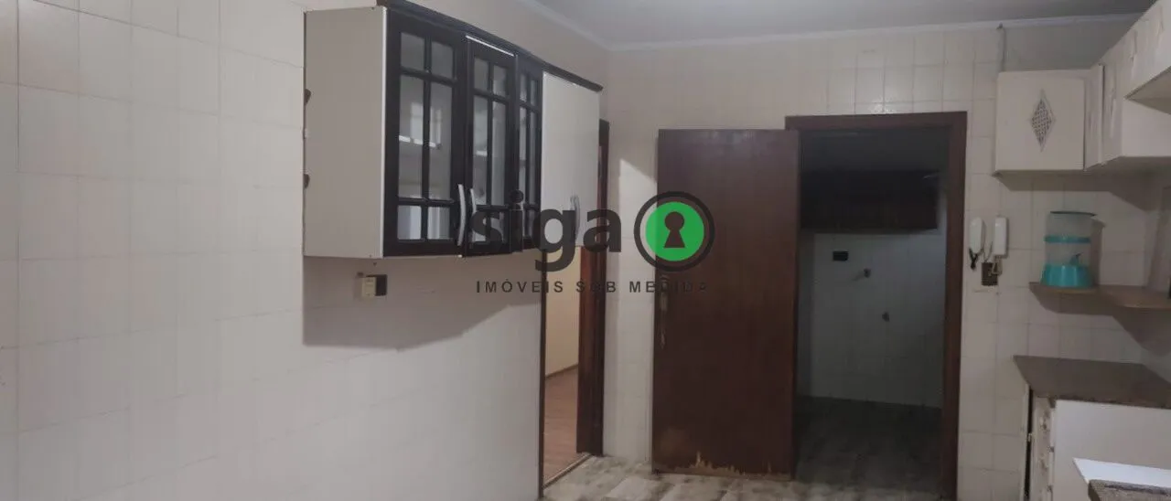 Imagem Sobrado de alto padrão com 500m², 4 suítes e ampla área verde em Interlagos