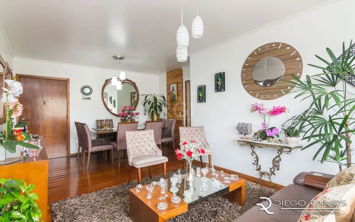 Imagem Apartamento de 2 dormitórios ,80 M² com possibilidade de transformação em 3 dormitórios. Living: Para dois ambientes e estar íntimo. Copa-Cozinha: Funcional e bem equipada. Ampla Área de Serviç
