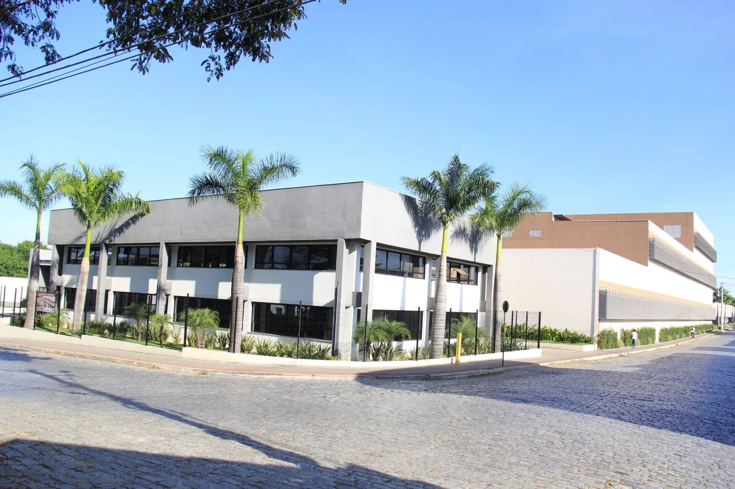 Imagem Galpão Comercial em Cruzeiro com Galpões, Escritórios e Estacionamento para Mais de 200 Vagas, Ideal para Diversos Tipos de Negócios e Eventos