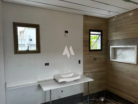 Imagem Apresentamos uma casa extraordinária, com 5 pavimentos e elevador, 3 suítes e uma master , toda climatizada, projetada com refinados toques de arquitetura e design de interiores assinados por Verônica Theodorico. Esta residência nova oferece um estilo de 