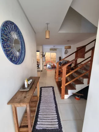 Imagem ESCRITURA DEFINITIVA, CASA A VENDA COM 3 SUÍTES,TODA MOBILIADA EM CONDOMINIO COM PISCINA, SALÃO DE FESTAS PERTO DE TODO COMÉRCIO