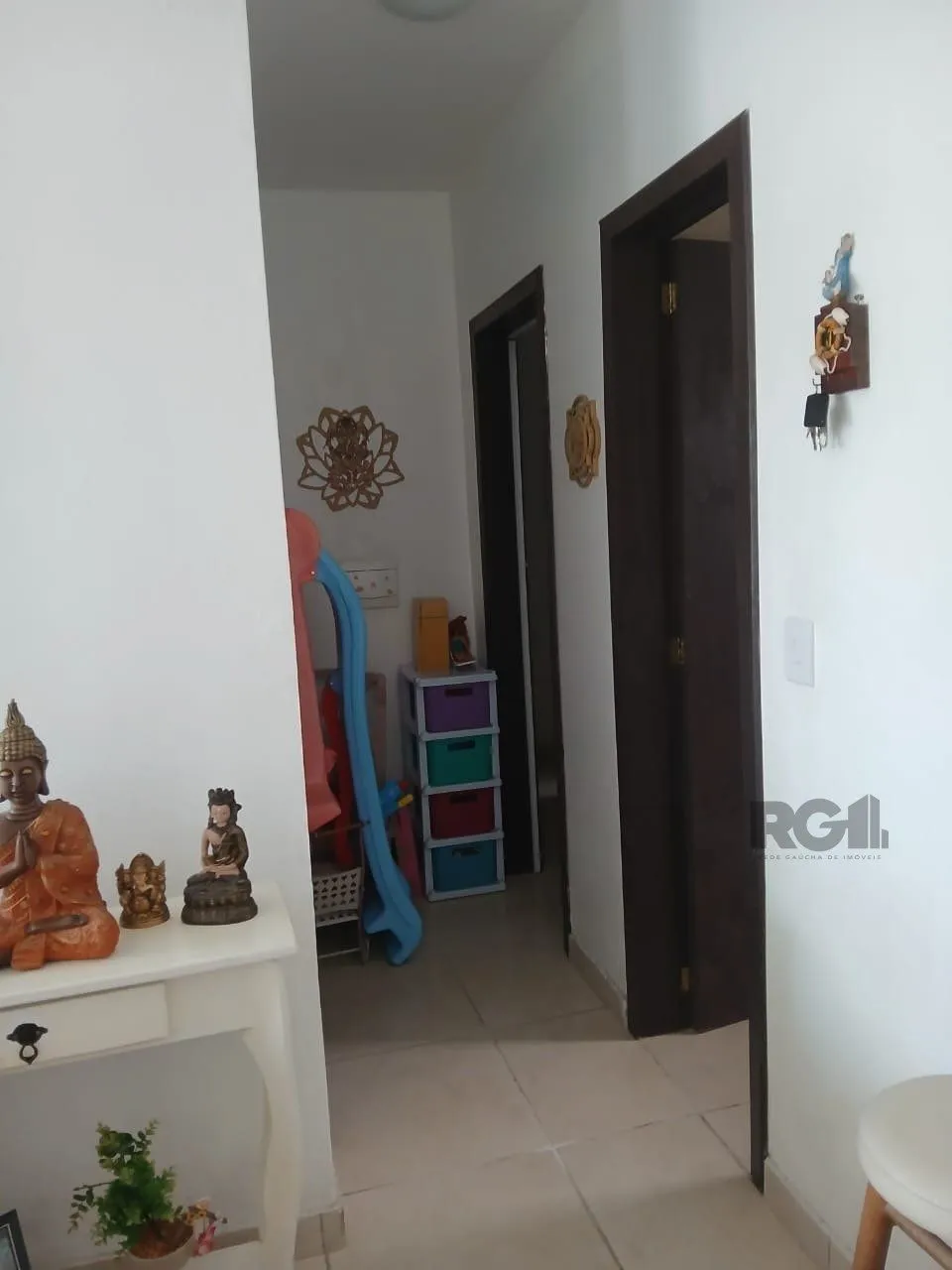 Imagem Casa de 2 dormitórios, com banheiro social, e um living em 2 ambientes, com banheiro Social, e cozinha com área de serviço, mais um patio pra 3 carros, e uma piscina nos fundos...
