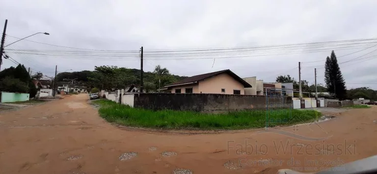 Imagem Vendo Terreno Esquina Itinha edificado com uma casa de Alvenaria