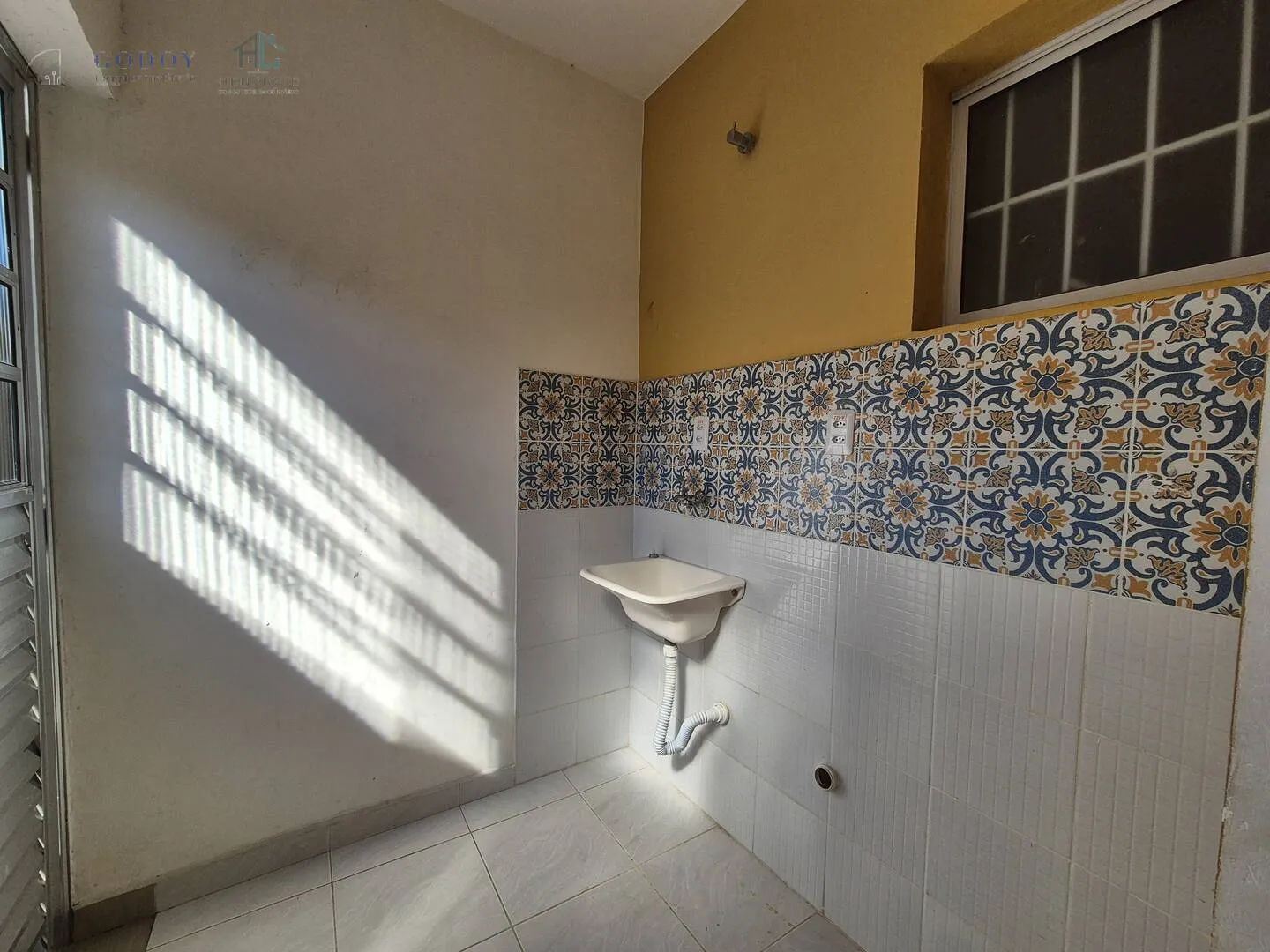 Imagem Casa em Condomínio Fechado com Suíte, Quintal e Garagem Coberta