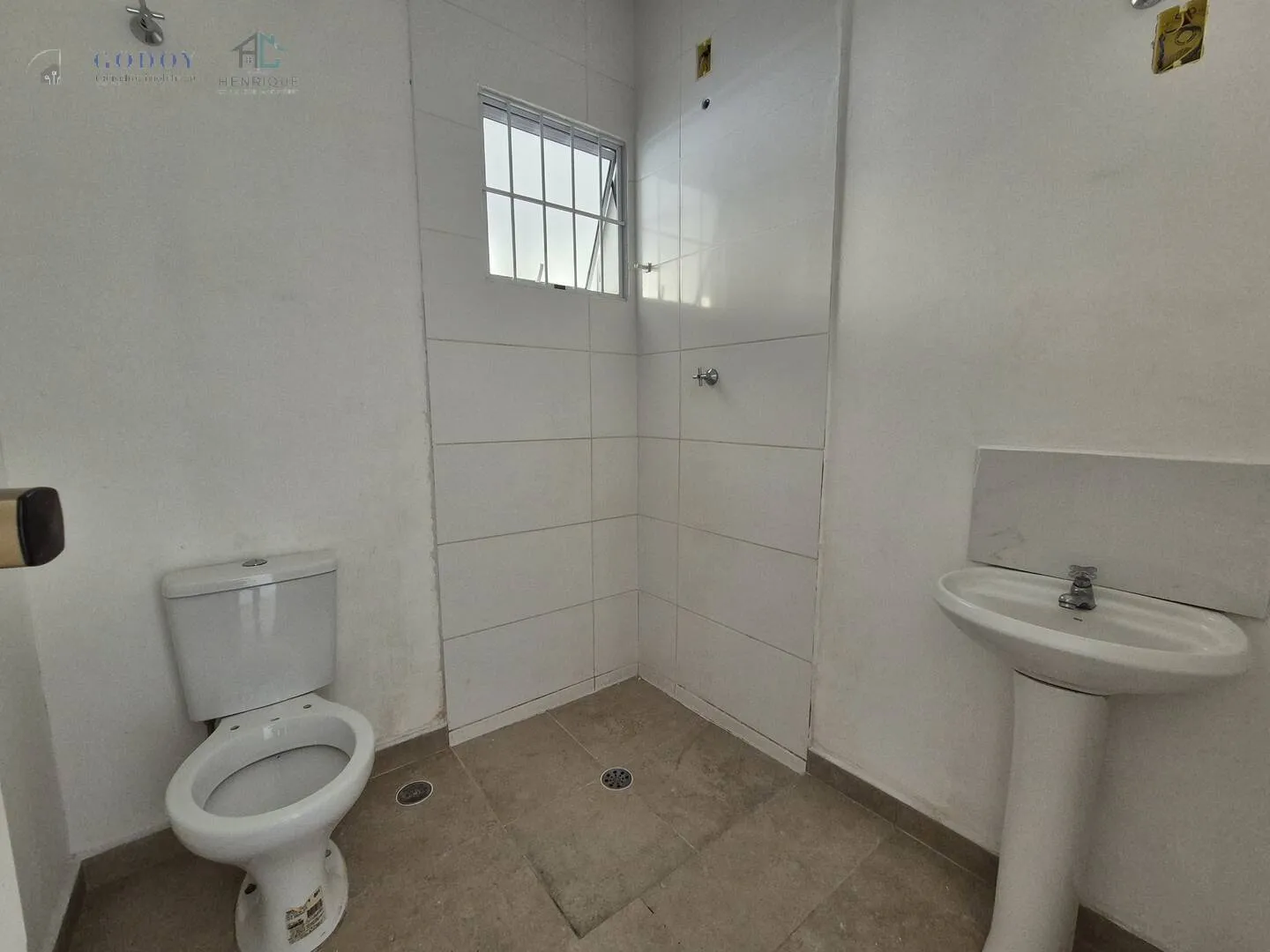 Imagem Casa em Condomínio Fechado com Suíte, Quintal e Garagem Coberta