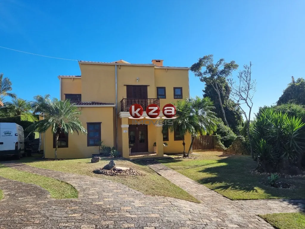 Foto do imóvel Casa de Luxo em Condomínio de Prestígio em Valinhos-SP: 4 suítes, uma independente, 3 salas, escritório, 6 banheiros, 4 vagas, 400m², em meio ao verde