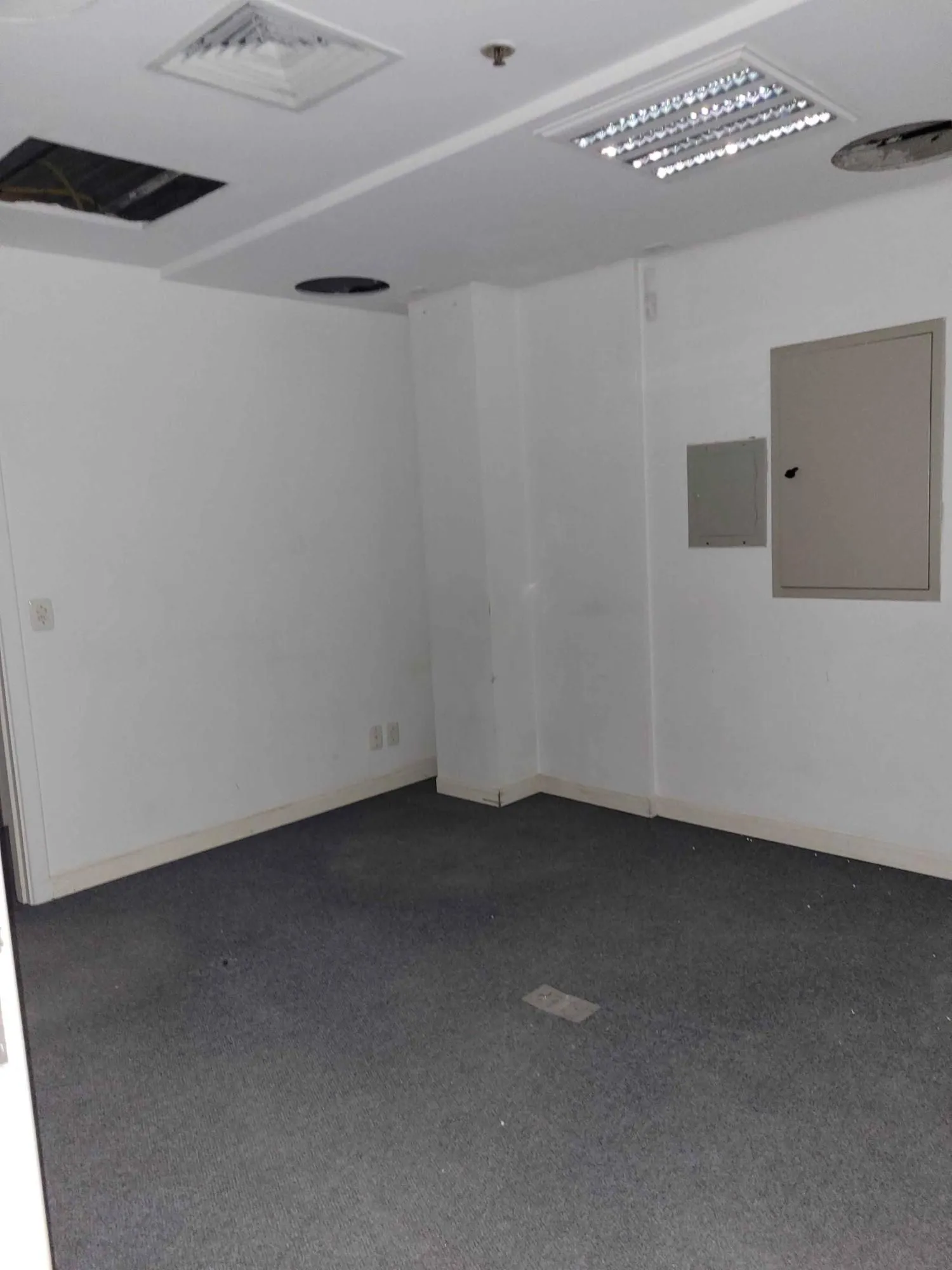 Imagem MÁFFER IMÓVEIS ALUGA CONJUNTO COMERCIAL COM 545M² DE ÁREA PRIVATIVA E 2 VAGAS DE GARAGEM Excelente conjunto comercial, localizado em região estratégica com grande fluxo de veículos e pedestres, ideal para empresas, clínicas, escritórios corporativos ou in