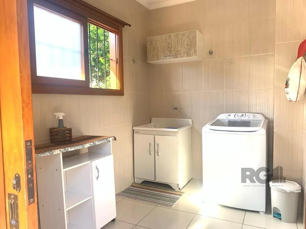 Imagem Casa com 3 quartos, 1 suíte, 3 vagas e 182m² para vender por R$ 890.000