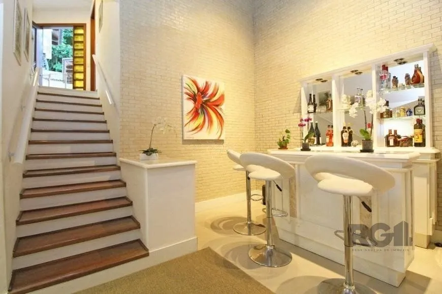Imagem Casa 245m² - 3 dormitórios, 4 vagas no bairro Cavalhada