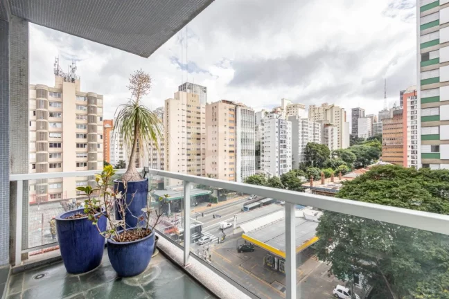 Imagem Ótimo apartamento com 225m² no Jardim Paulista rico em iluminação natural e muito arejado. Livin...