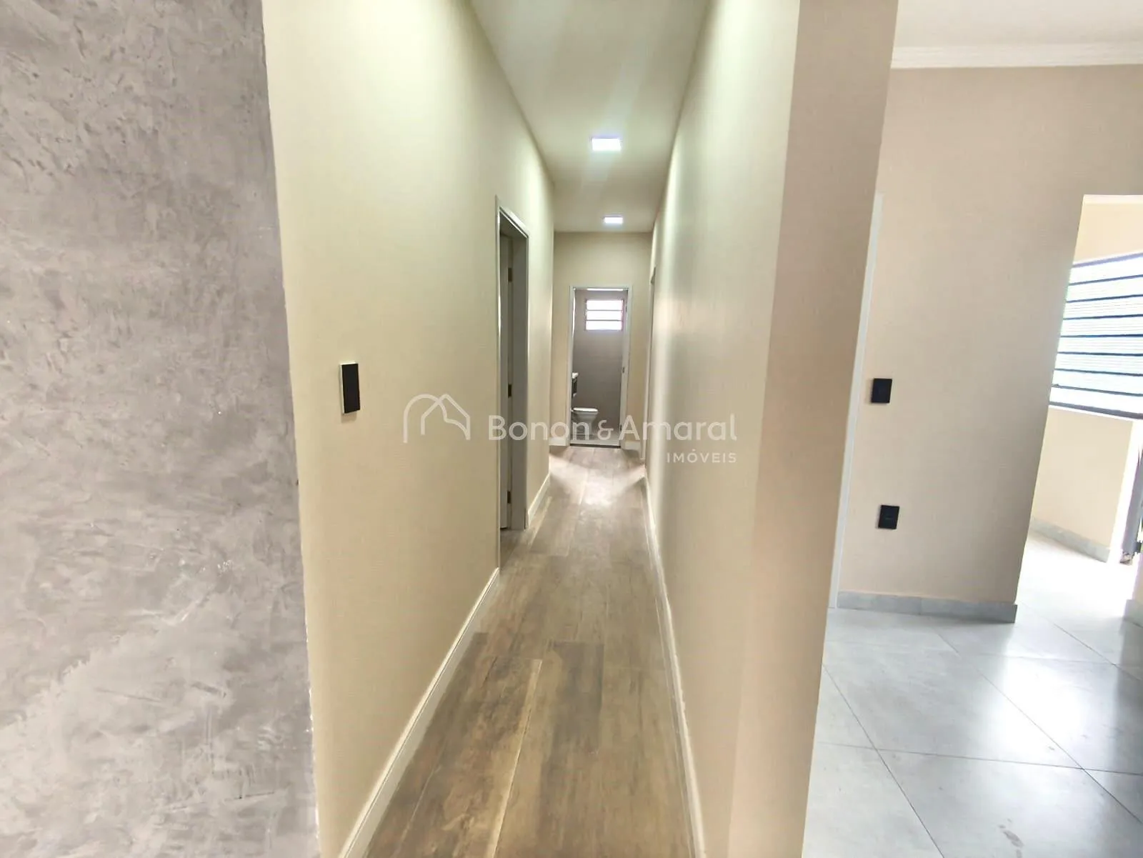 Imagem Casa Ampla com Duas Moradias Independentes, 4 Quartos, 6 Vagas e Quintal Espaçoso