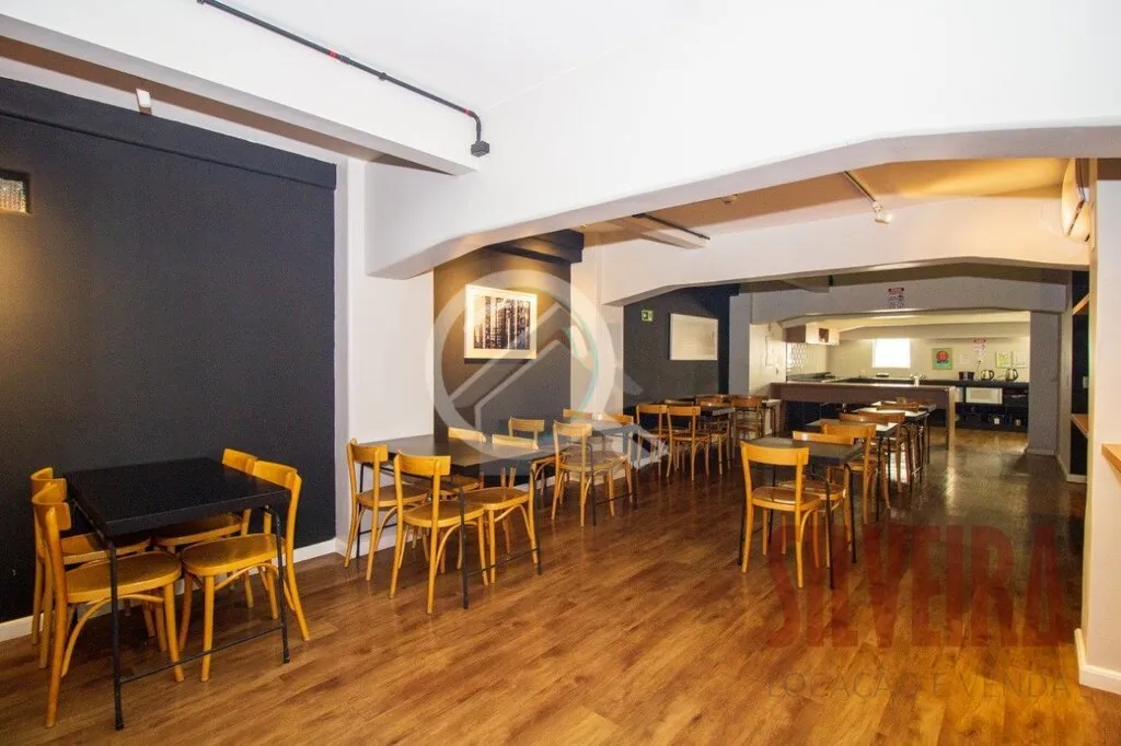 Studio mobiliado de 18 m² de área privativa com um dormitório com armários, um banheiro, armári...