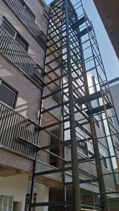 Imagem Apresentamos uma casa extraordinária, com 5 pavimentos e elevador, 3 suítes e uma master , toda climatizada, projetada com refinados toques de arquitetura e design de interiores assinados por Verônica Theodorico. Esta residência nova oferece um estilo de 