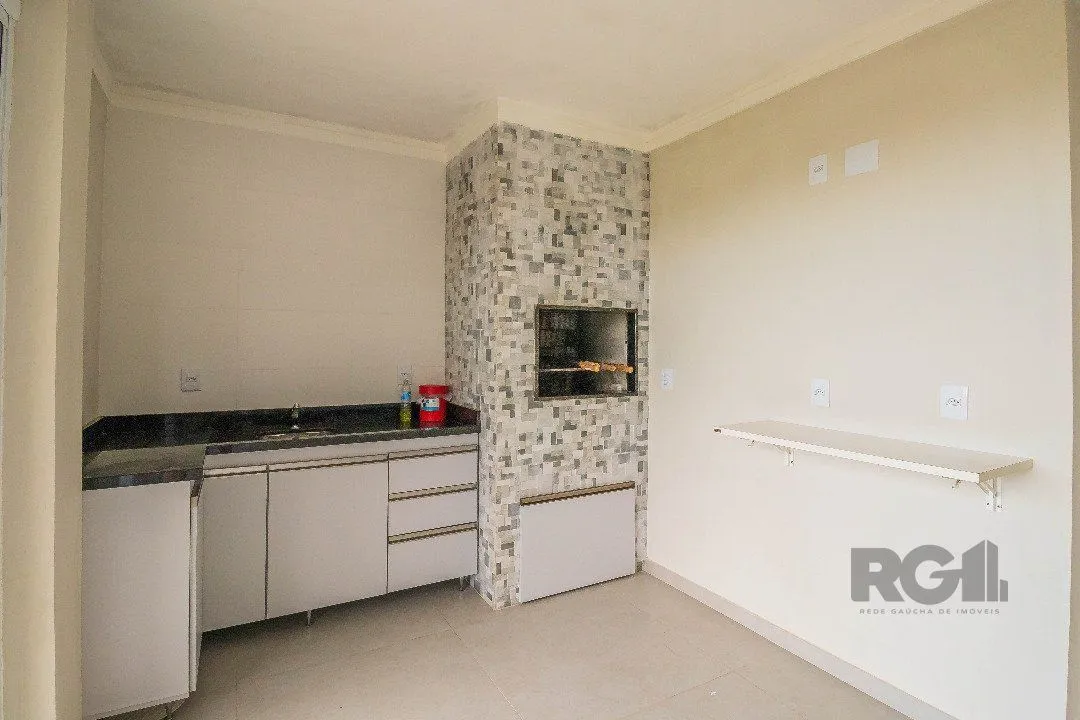 Imagem Sobrado, 185 metros quadrados privativo, com 3 quartos, 1 suíte, Living e cozinha integrados, lareira, churrasqueira, lavabo e 2 vagas de garagem. e 2 vagas de garagem