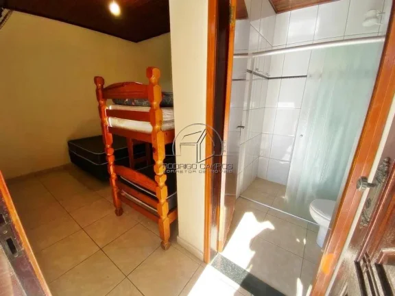 Imagem Espaçosa Casa Isolada à Venda no Ocian, Praia Grande - 4 Quartos e Piscina