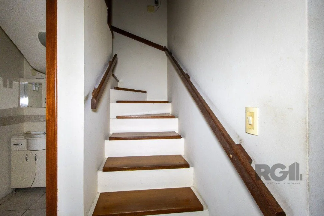 Imagem Casa em Condomínio na Zona Sul, no bairro Hípica, com 2 dormitórios, living para dois ambientes, cozinha mobiliada, lavabo