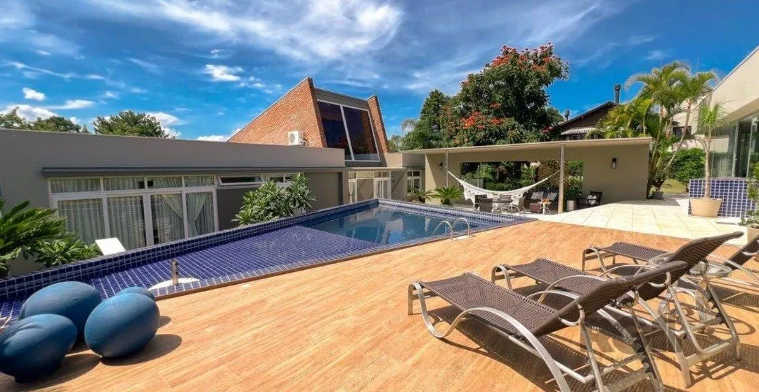 Imagem Casa à beira do lago na área central do condomínio com 4 suites