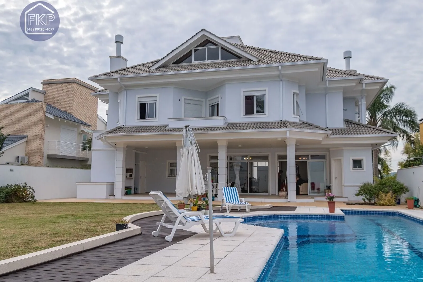 Foto do imóvel Casa com 5 dormitórios e 4 vagas! em Rodovia Haroldo Soares Glavan, 3450 - Cacupé, Florianópolis - SC