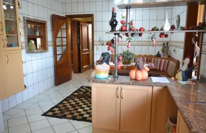 Imagem Casa Comercial e Residencial com 518m² (4 quartos / 5 banheiros / 3 vagas garagem) no Bairro Partenon localizada à meia quadra da Av. Bento Gonçalves.
