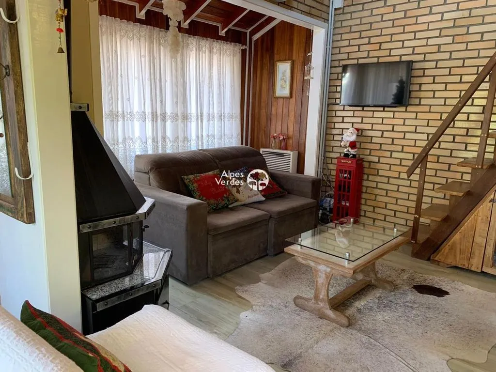 Imagem VENDE-SE CASA COM 03 QUARTOS NA CIDADE DE GRAMADO, A 05 MINUTOS DO CENTRO.