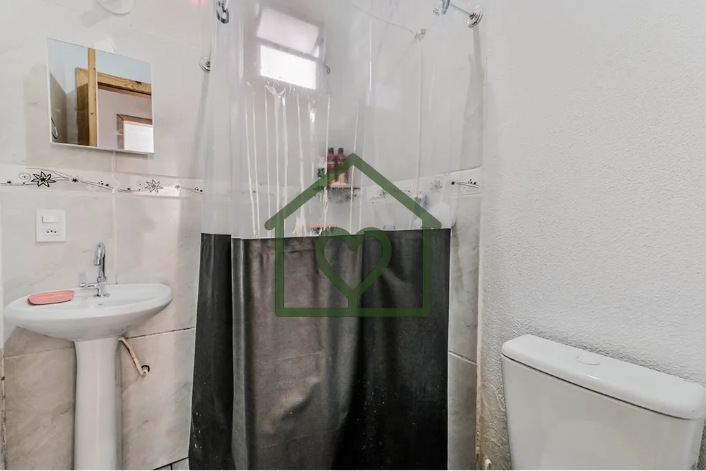 Imagem Ótima casa, com perfeita posição solar, podendo ser utilizadas concomitante comercial e residenci...