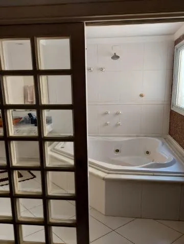 Imagem VENDA DE SOBRADO NO CONDOMÍNIO ARUJAZINHO IV, EM ARUJÁ/SP, 200m² com 5 suítes, ambientes claros, churrasqueira e vista privilegiada. CONSULTE-NOS