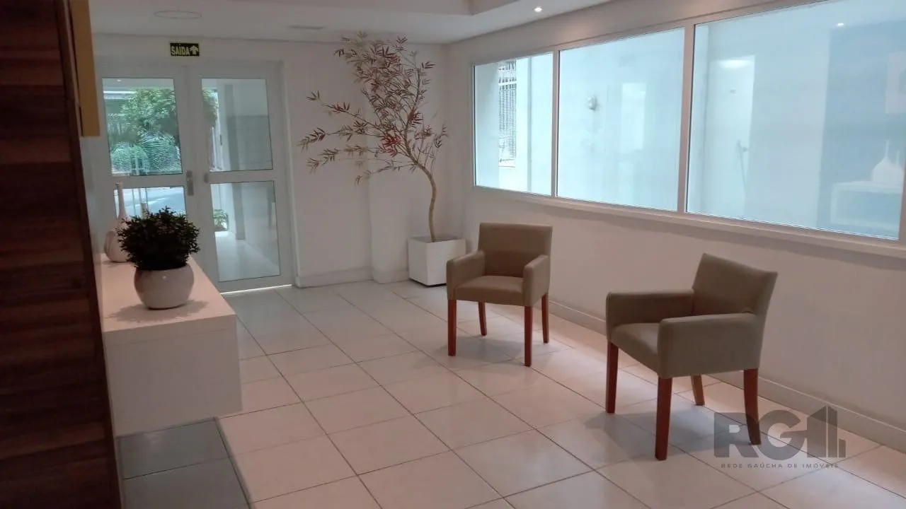 Imagem Apartamento com TERRAÇO, localizado num dos mais sofisticados bairros de Porto Alegre, bairro Rio Branco. Apartamento totalmente mobiliado.