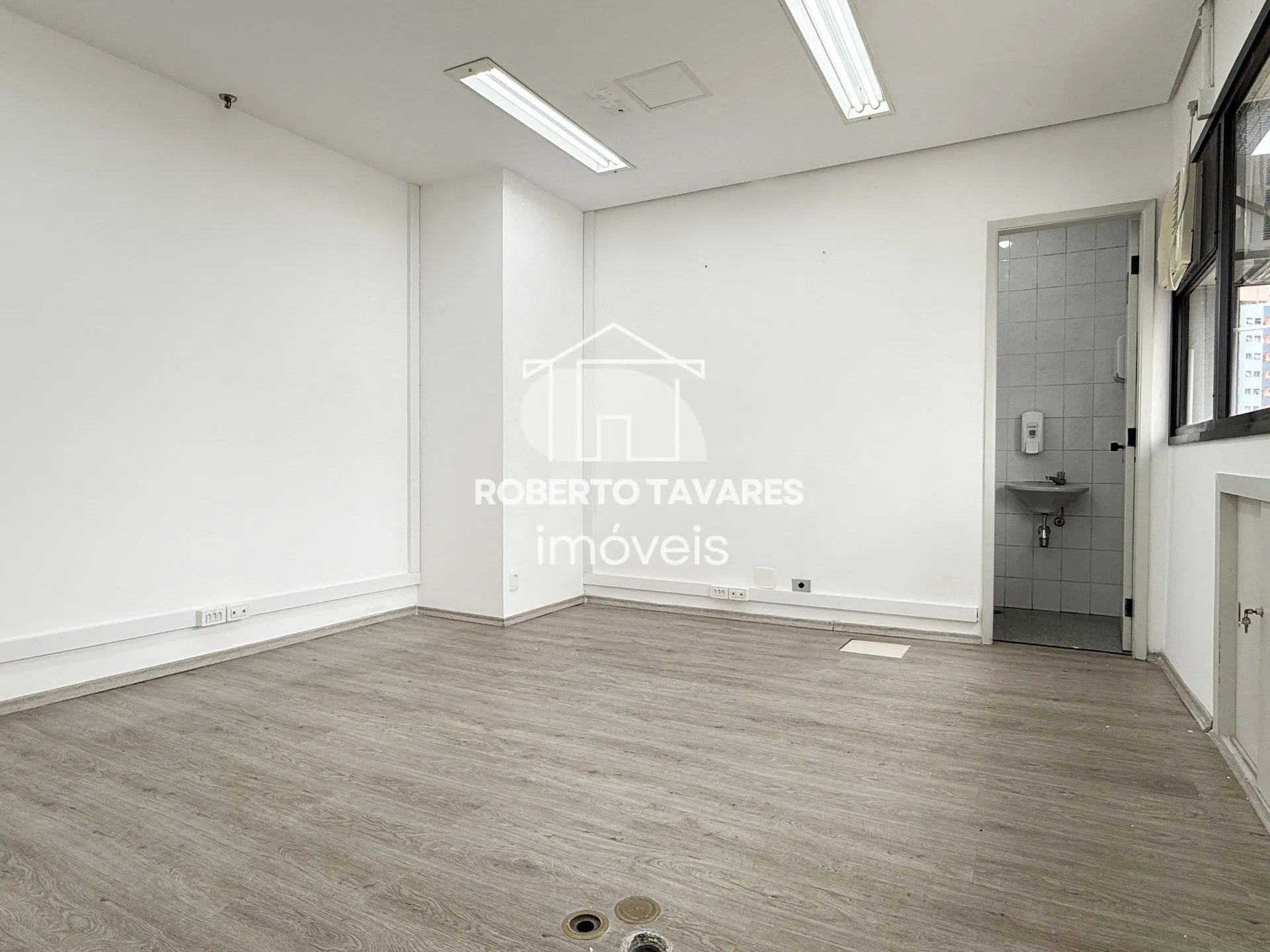Imagem Prédio monousuário, com 11 andares, 1723m² de área útil, 4032m² de área total, 33 vagas de garagem.