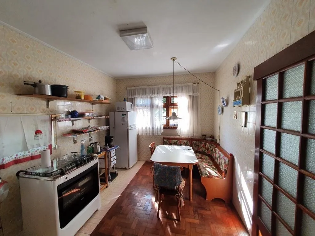 Imagem Casa para Venda - 250m², 4 dormitórios, sendo 1 suites, 4 vagas - Centro