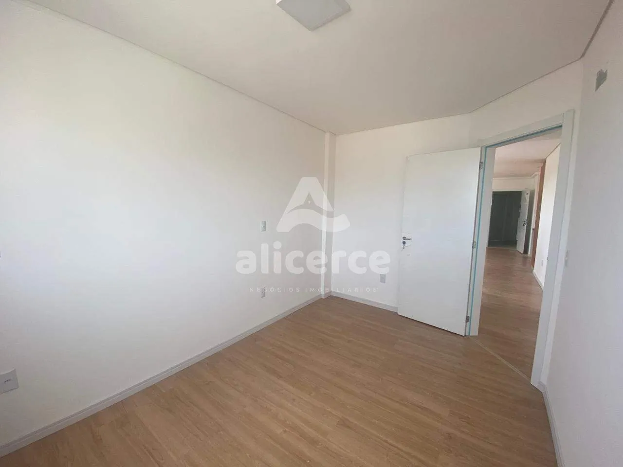 Imagem Apartamento para Locação em Coqueiros com 2 Dormitórios, 1 Suíte e Sol o Dia Todo