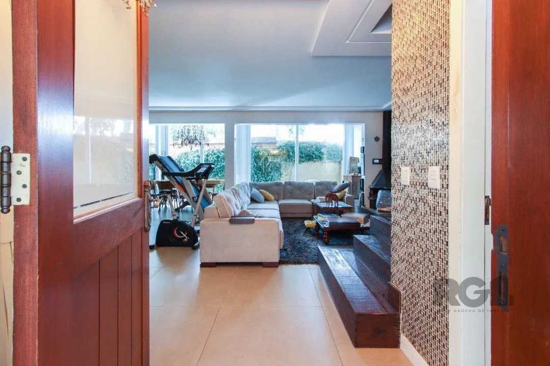 Imagem Casa com 327m² de área privativa, oferecendo 3 dormitórios, sendo 3 suítes
