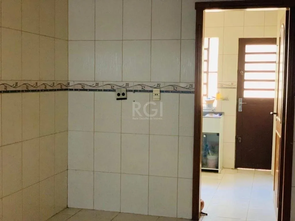 Imagem Encantadora residência com 03 dormitórios sendo 01 suíte e piscina.