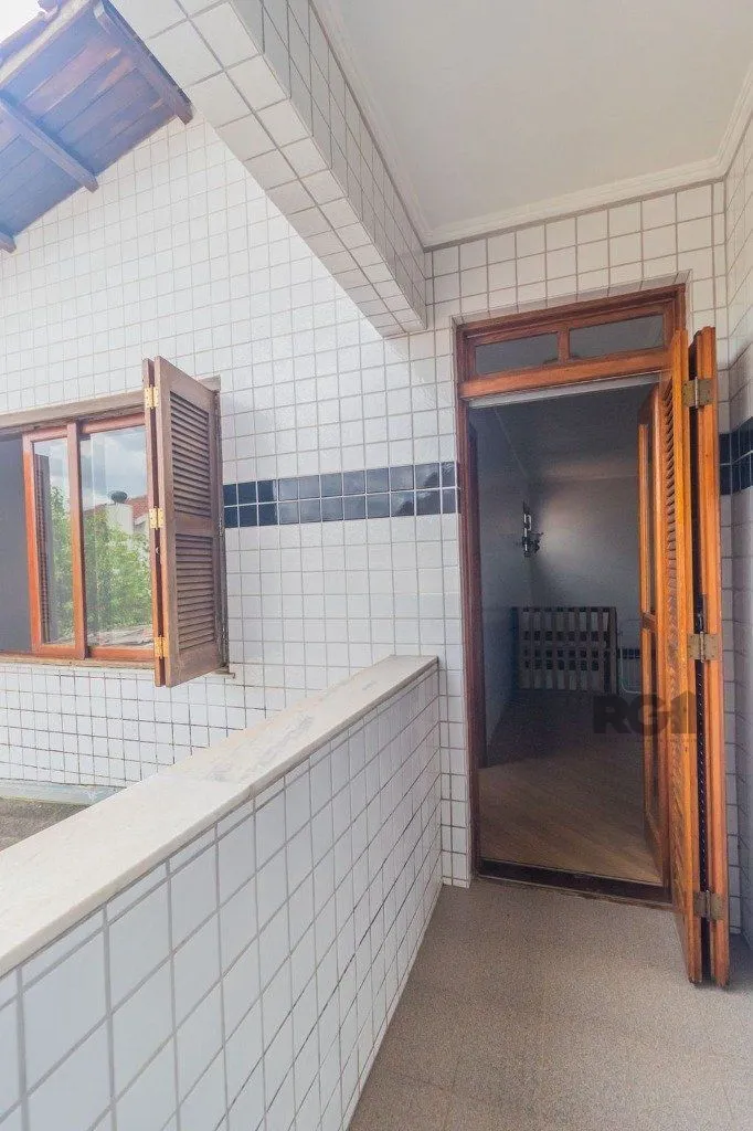 Imagem Casa com 240m², 3 dormitórios, 6 vagas no bairro Sarandi