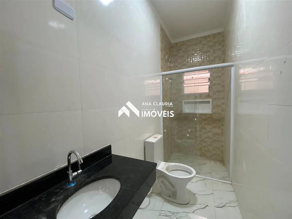 Imagem Casa nova com piscina a venda em Mongaguá a 450 metros da praia, lado serra