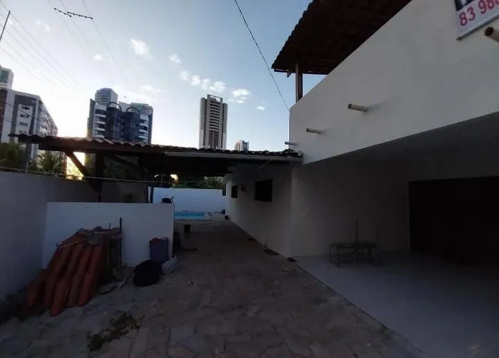 Imagem Casa Duplex em Brisamar com 3 suítes, piscina, varanda, cozinha americana e localização privilegiada próxima às praias.