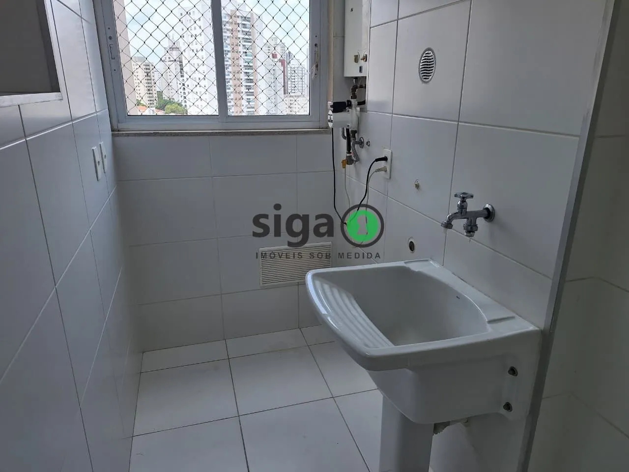 Imagem Apartamento reformado 2 Dormitórios com Suíte, Varanda e Vaga