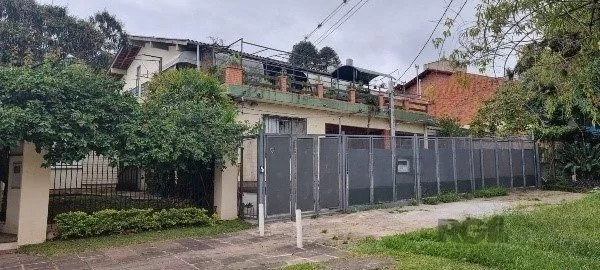 Imagem Vende-se ampla casa 6 quartos, 2 suítes, 5 vagas de garagem, churrasqueira e duas entradas individuais - 360m² - Chácara das Pedras