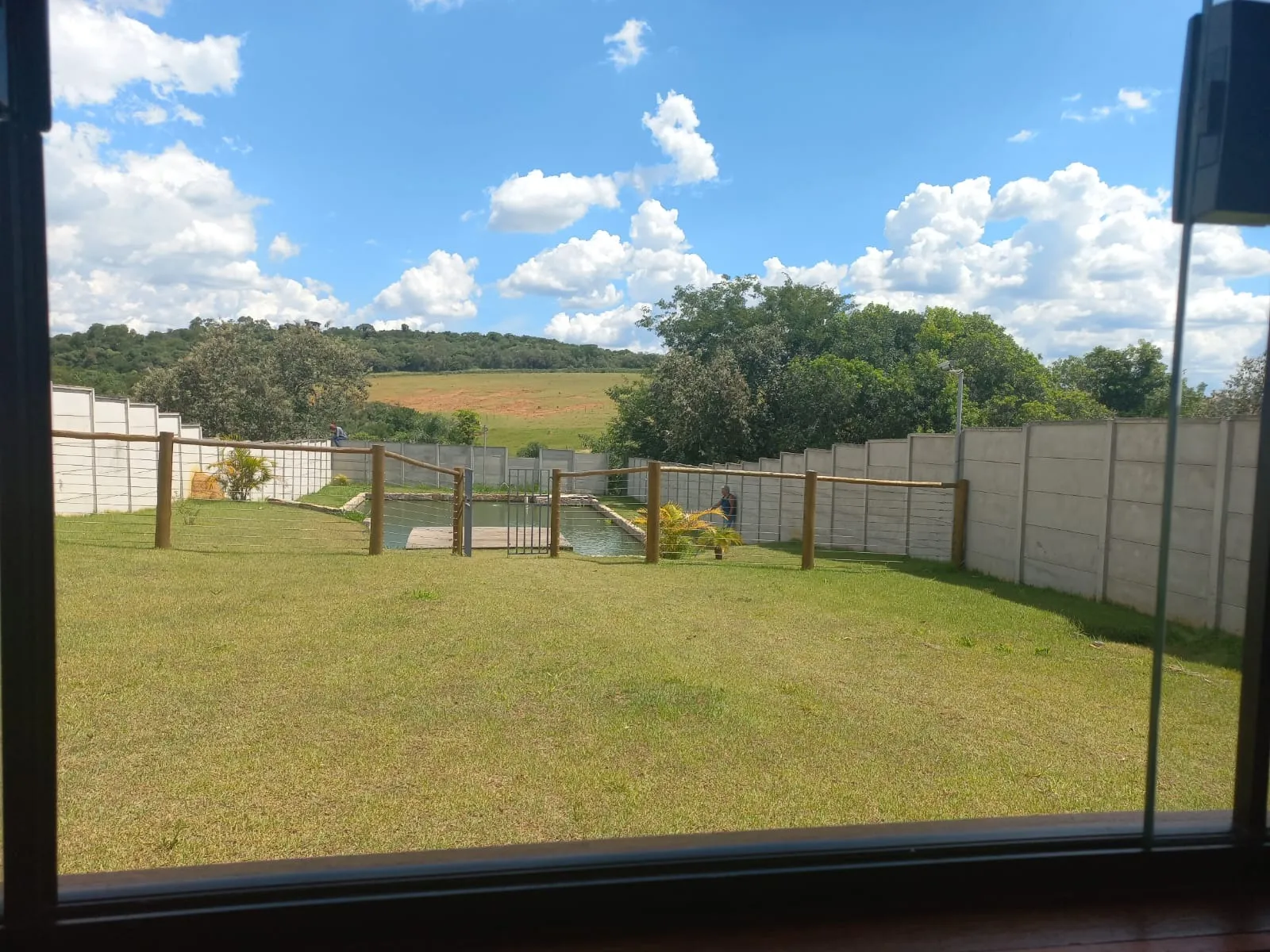 Imagem Chácara à venda em Araçoiaba da Serra-SP, bairro Cercado: 1 sala, 2 banheiros, 12 vagas de garagem, 100,00 m² de área.