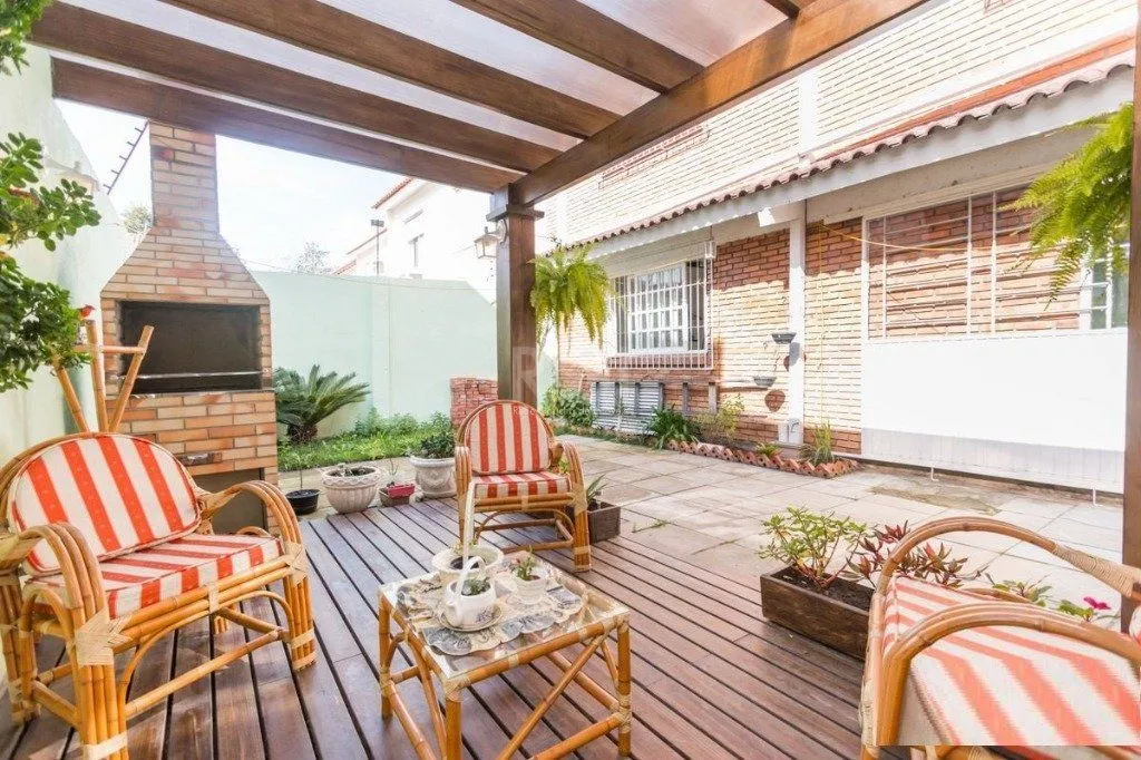 Imagem Casa para Venda - 258m², 3 dormitórios, sendo 1 suites, 4 vagas - Teresópolis