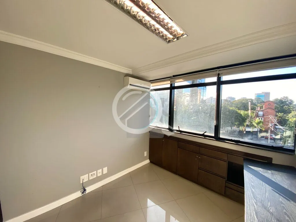Imagem Impecável sala comercial dividida em três escritórios, recepção e toalete. Móveis planejados, ...