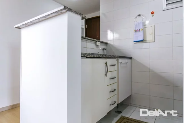 Imagem Stúdio residencial c/ sacada - 01 quadra do Shopping Curitiba - andar alto - 35,05m2 privativos - Semi-mobiliado - R$ 370.000,00.