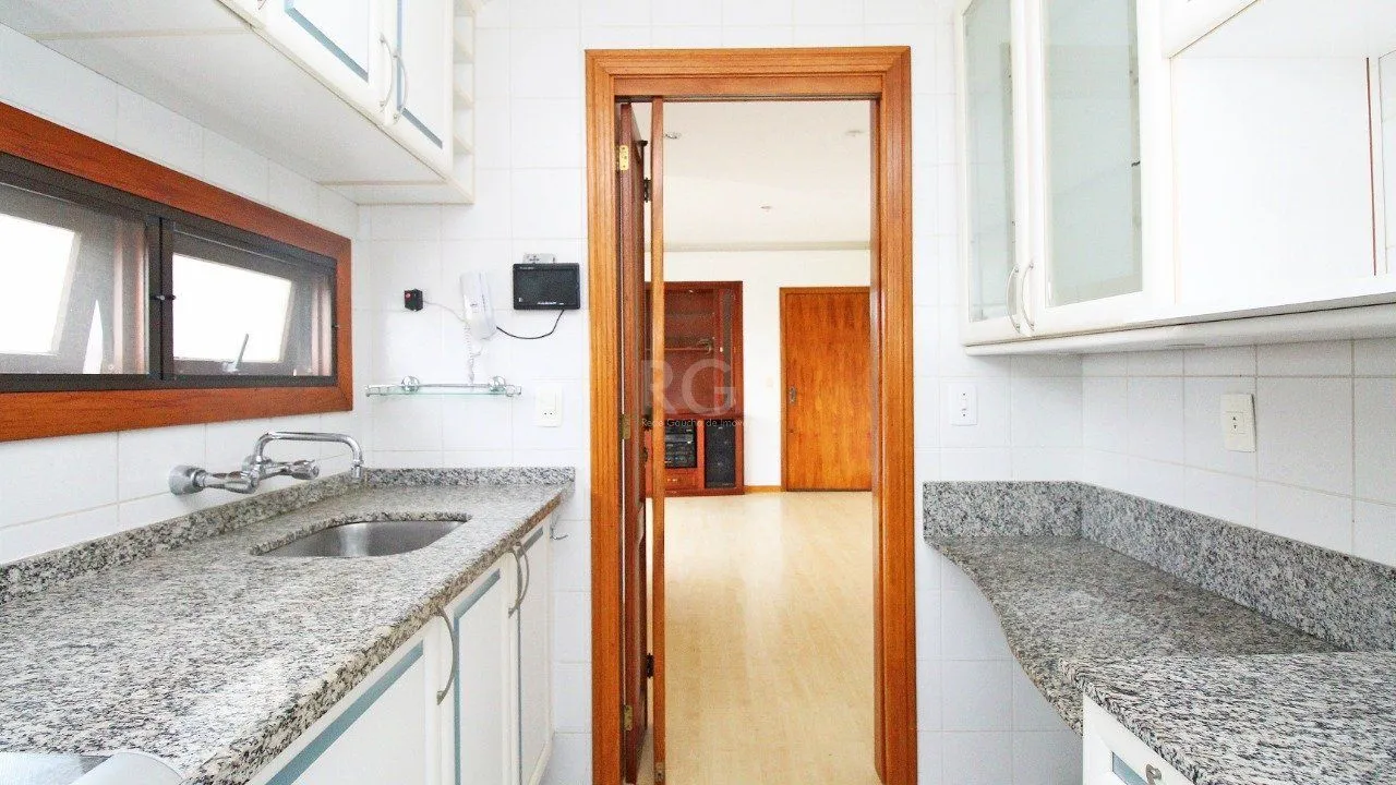 Imagem Apartamento de dois dormitórios e uma vaga de garagem na Rua Marcelo Gama, bairro Auxiliadora em Porto Alegre.